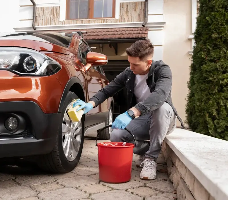 Lavage auto à domicile Tramain : professionnel intervenant sur un véhicule